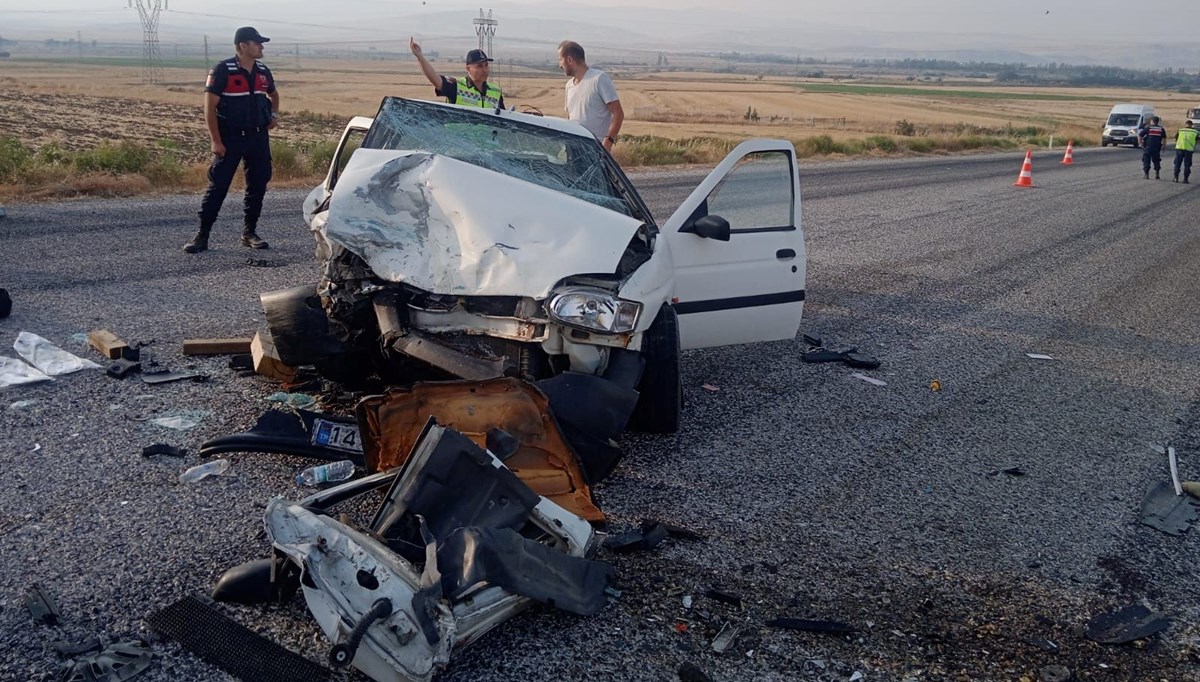 Çorum'da iki otomobil çarpıştı: 2 ölü, 5 yaralı Çorum'da iki otomobil çarpıştı: 2 ölü, 5 yaralı