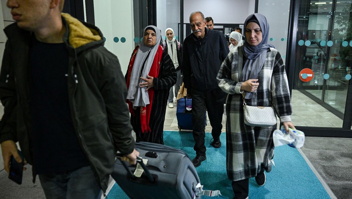 Gazze'den tahliye edilen 68 kişi İstanbul'a geldi Gazze'den tahliye edilen 68 kişi İstanbul'a geldi