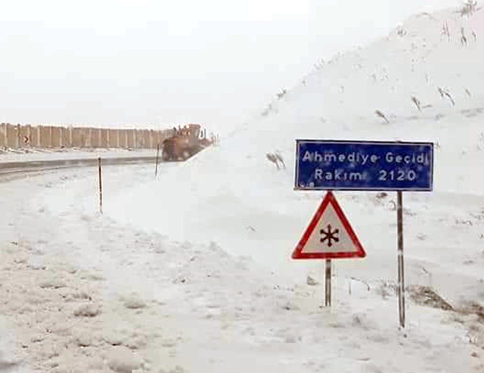 Erzincan'da köy yolları, Mayıs ayında kardan kapandı - 1