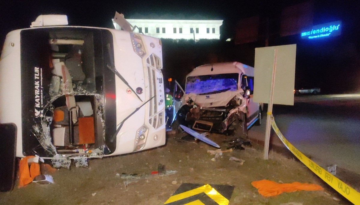 İşçi servisleri çarpıştı: Biri ağır 20 yaralı İşçi servisleri çarpıştı: Biri ağır 20 yaralı
