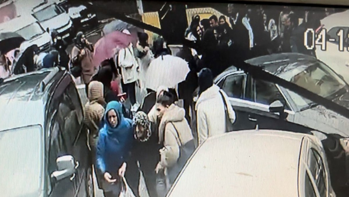 Otobüste yer verme kavgası | Biber gazı sıktı yolcular fenalaştı Otobüste yer verme kavgası | Biber gazı sıktı yolcular fenalaştı