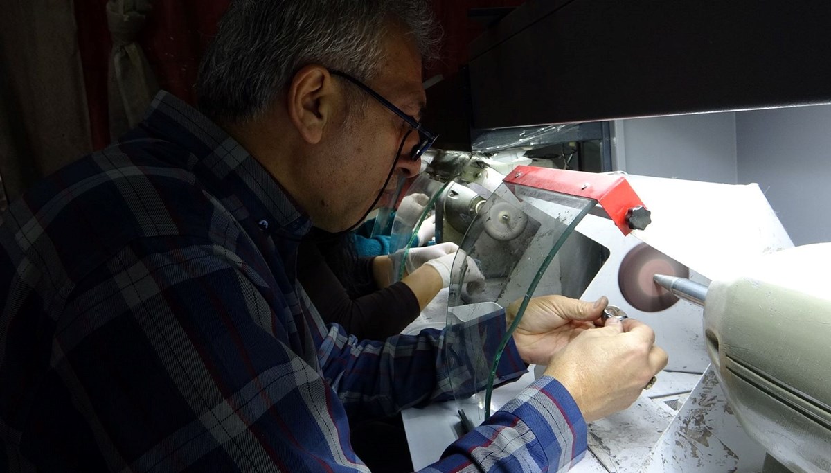 Vanlı ustaların elinden çıkıyor: Türkiye'de sadece 2 tane üretim yeri var! 2 bin 800 yıllık gelenek kaybolmak üzere