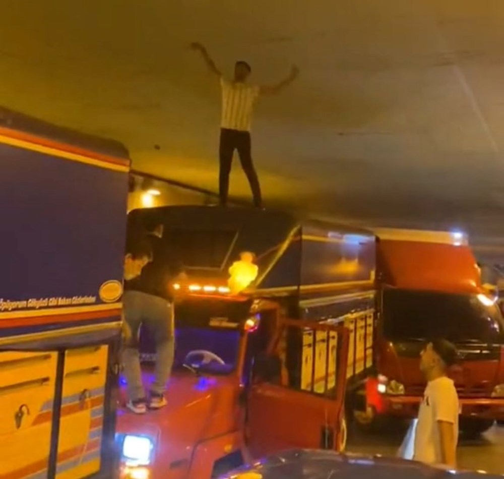 İstanbul’da tüneli trafiğe kapatıp, kamyonetin üstünde dans
ettiler - 4