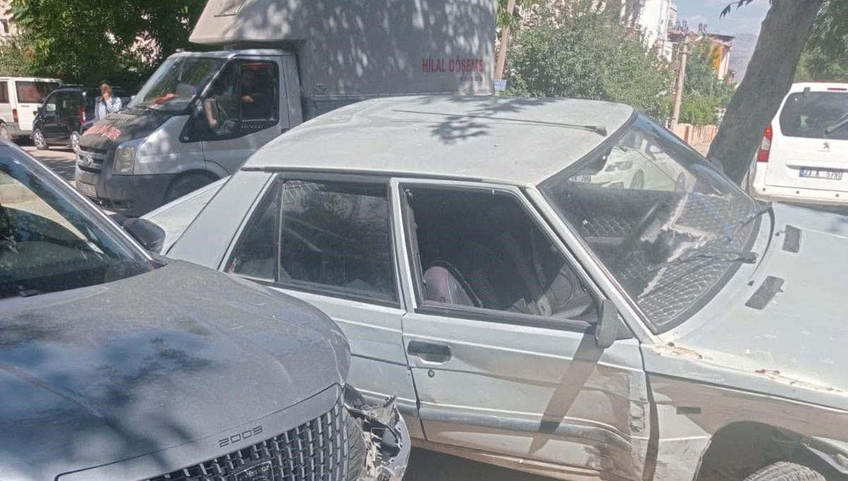 Elazığ’da iki otomobil çarpıştı