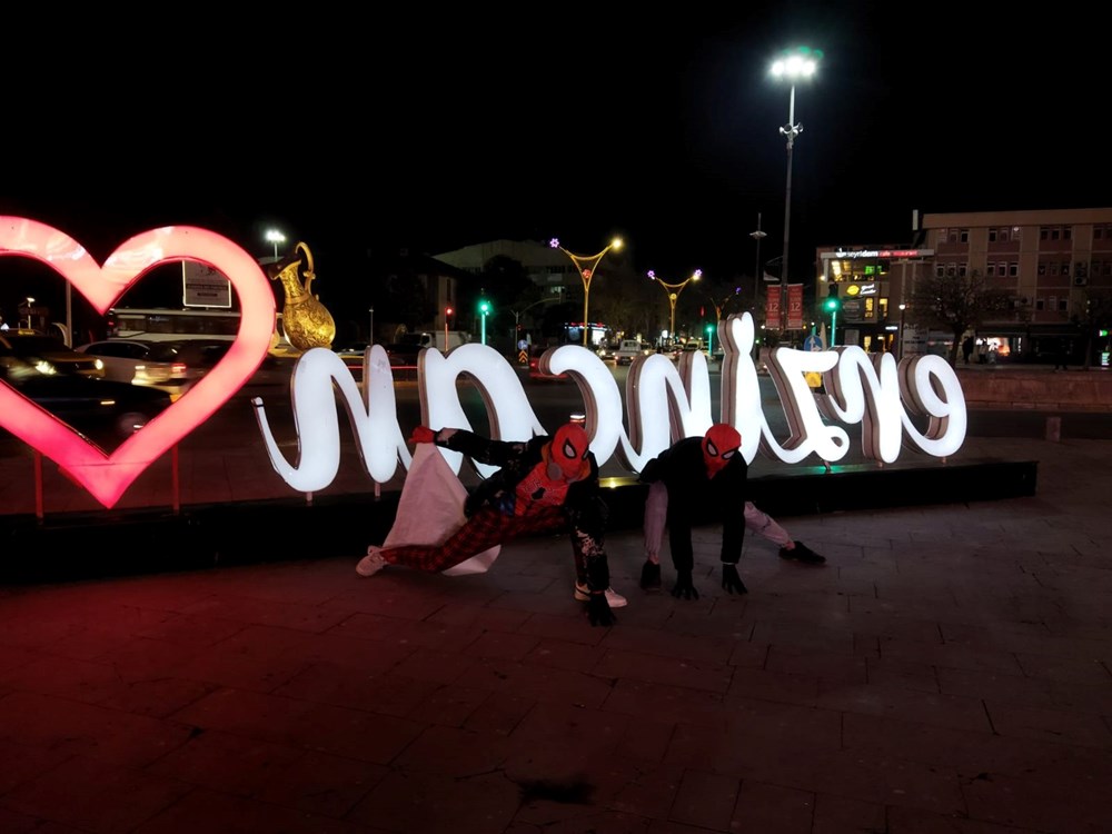 Erzincan'da Sahur Vakti Örümcek Adam Sürprizi: Sokaklar Davul Zurna ve Manilerle Şenlendi 73 3jCCgIKc90 nPsb9AIWMCA