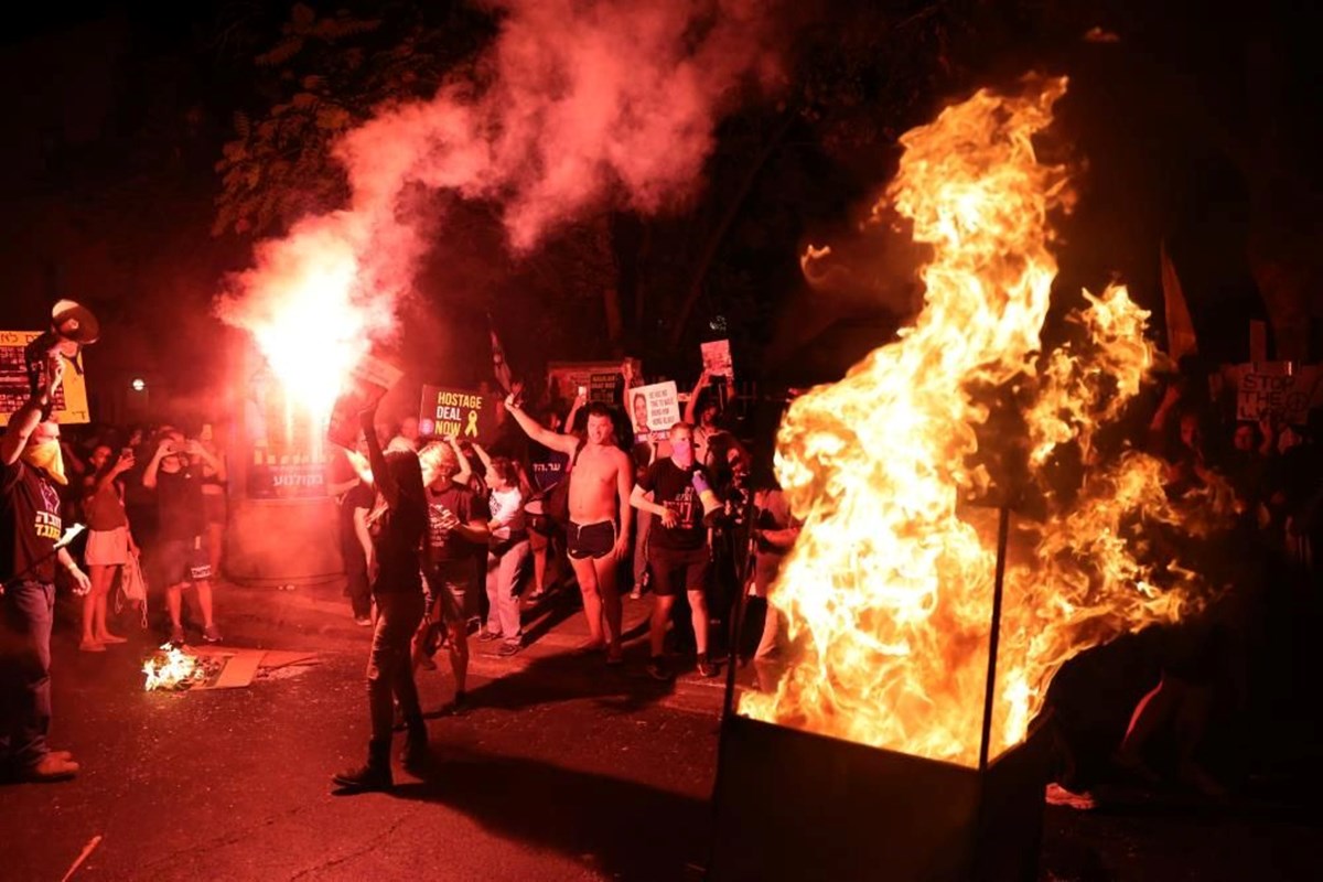 İsrail’de erken seçim çağrısı: Protestocular caddeleri ateşe verdi