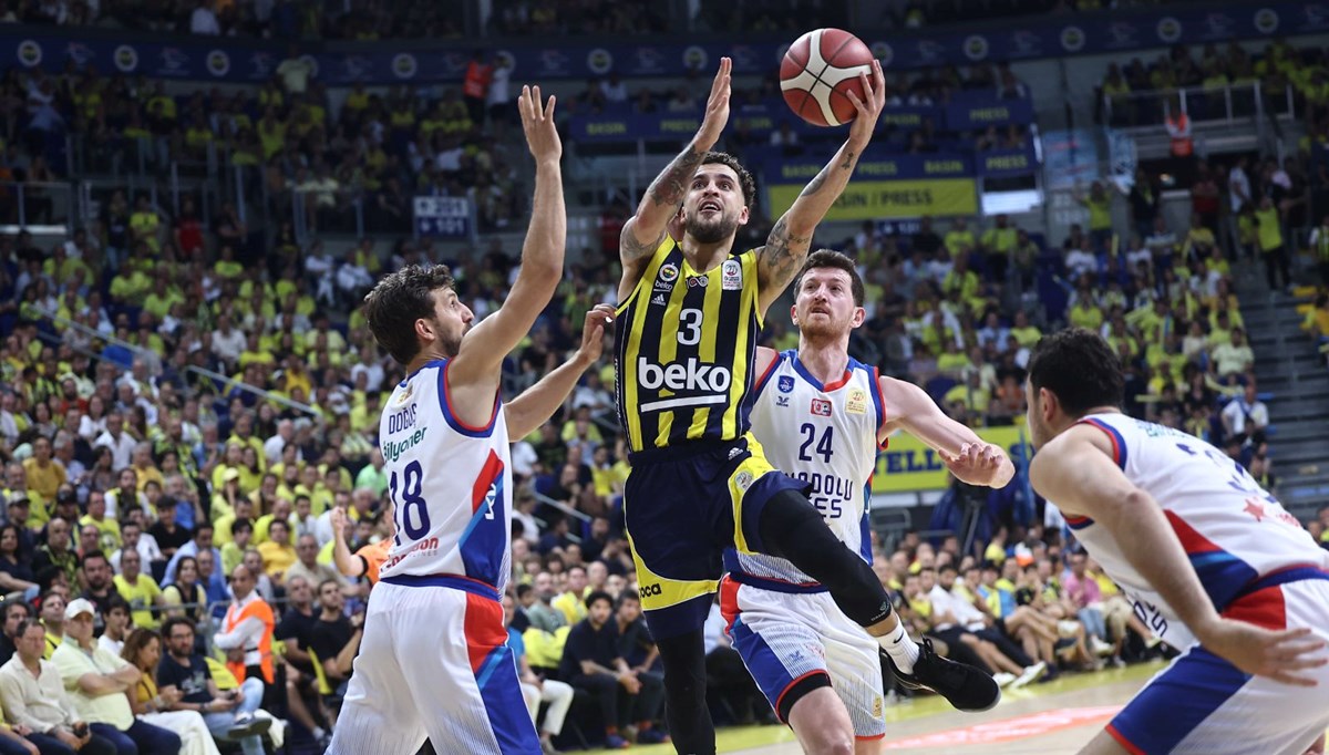 Anadolu Efes, Fenerbahçe'yi deplasmanda devirdi: Seride durum 2-1