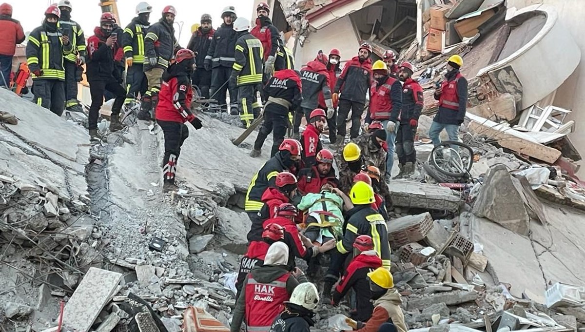 Gaziantep'te 3 kişi depremden 76 saat sonra enkazdan kurtarıldı Gaziantep'te 3 kişi depremden 76 saat sonra enkazdan kurtarıldı