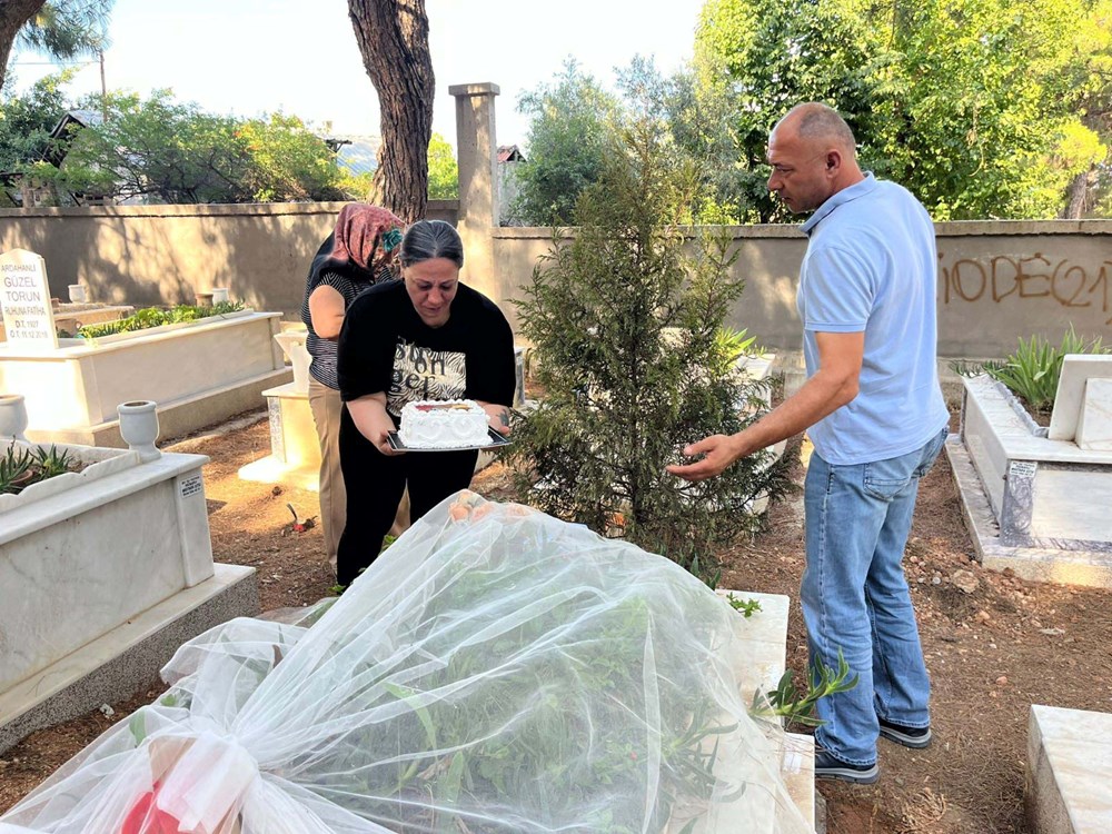 İlayda'nın duvağını örttüler: Mezar başında "Sen toprağın altında biz üstünde çürüyoruz" yazılı pastayla doğum günü kutlaması - 5