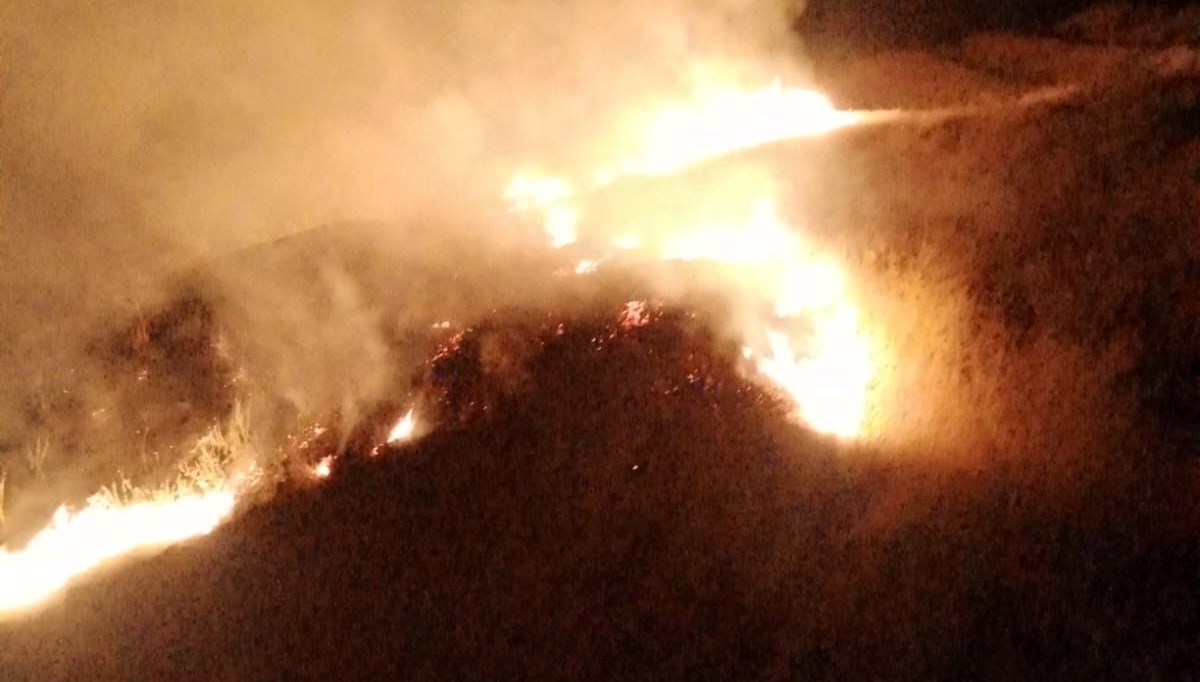 Hakkari'de anız yangını! Ekipler kısa sürede söndürdü