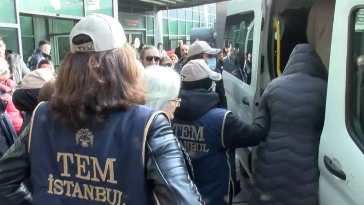 Kent uzlaşısı soruşturması kapsamında düzenlenen operasyonda gözaltına alınan aralarında Kartal ve Ataşehir belediye başkan yardımcılarının da bulunduğu 10 şüpheli mahkemeye sevk edildi. Şüpheliler, tutuklandı. Kent uzlaşısı soruşturması kapsamında düzenlenen operasyonda gözaltına alınan aralarında Kartal ve Ataşehir belediye başkan yardımcılarının da bulunduğu 10 şüpheli mahkemeye sevk edildi. Şüpheliler, tutuklandı.