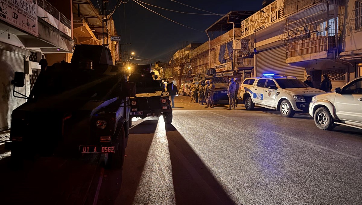 Adana'da polise silah ve bıçakla direnen kişi gözaltında Adana'da polise silah ve bıçakla direnen kişi gözaltında