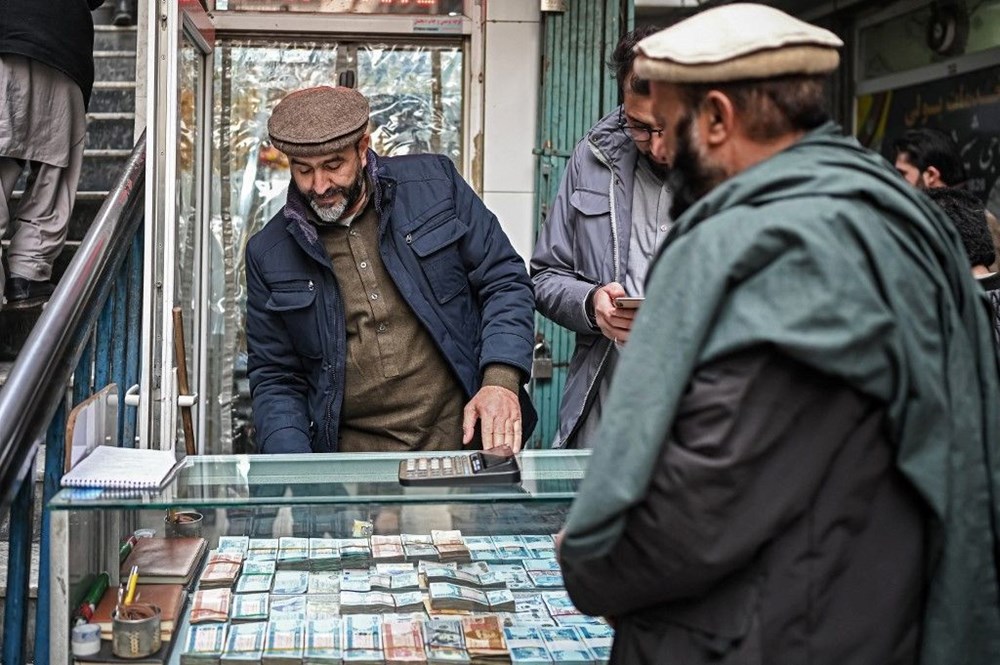 Afganistan'daki açlık krizinin acı yüzü: 3 yaşında ama bir bebek kadar küçük - 26