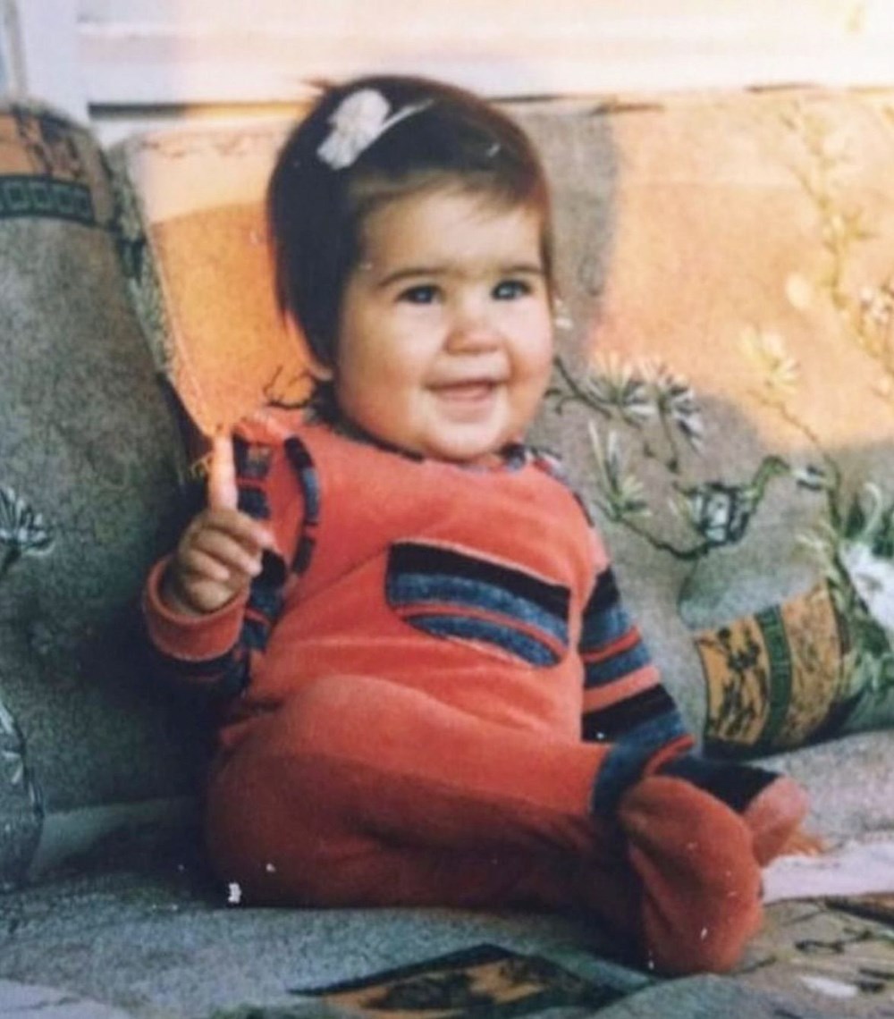 Su Burcu Yazgı Coşkun'dan nostaljik kare (Ünlülerin çocukluk ve gençlik halleri) - 135