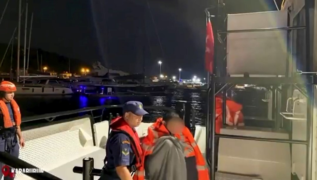 İzmir'de gezi teknesi battı: Üç kişi kurtarıldı