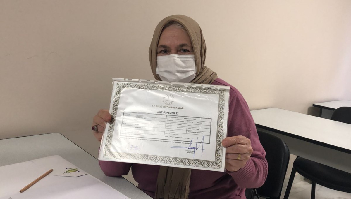 Yalova'da 75 yaşında liseyi bitirdi, üniversiteye hazırlanıyor Yalova'da 75 yaşında liseyi bitirdi, üniversiteye hazırlanıyor