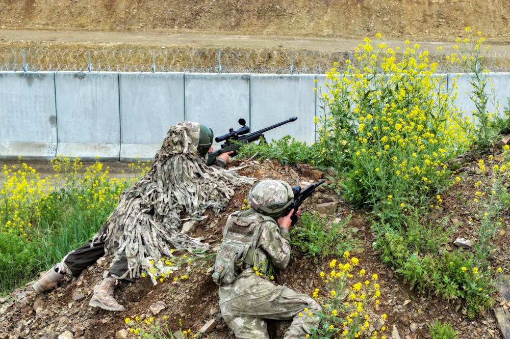 Sınırdaki güvenlik duvarının 173 kilometresi tamamlandı: 3
sıra jiletli tel çekildi - 5