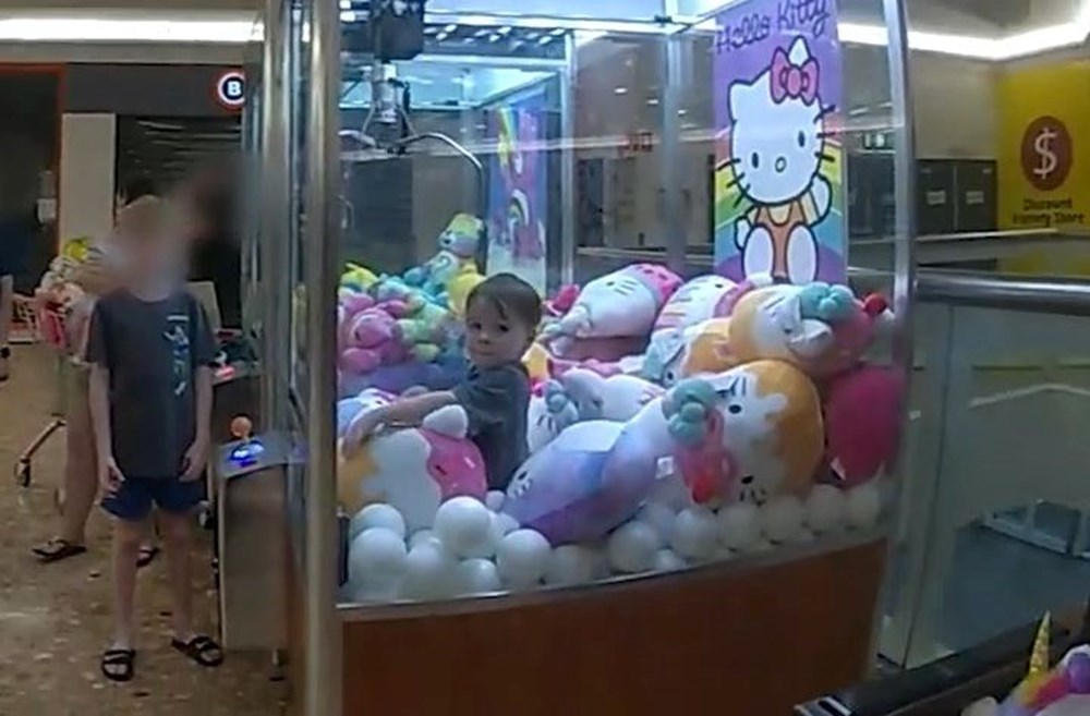 Oyuncak makinesinin içinde mahsur kalan çocuk kurtarıldı - 2