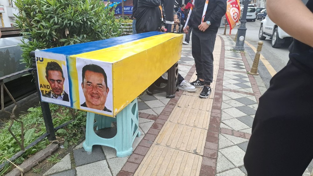 Galatasaray taraftarlarından farklı kutlama: Sarı - lacivert tabutla yürüyüş ve tekbir 72 3mhaixSPEkyt zAom z73g