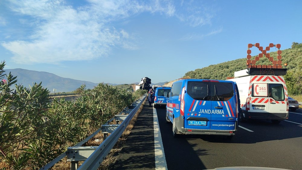 Bursa'da TIR devrildi: 25 ton enerji içeceği yola saçıldı - 4