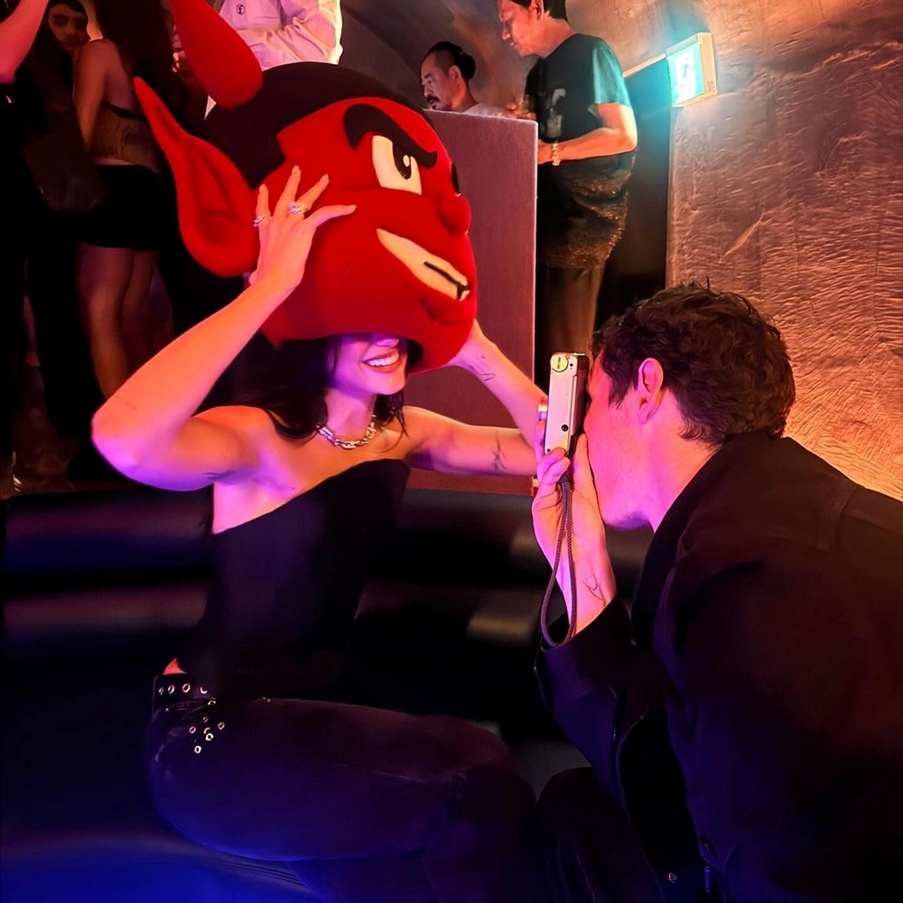 Dua Lipa evleniyor! Ünlü şarkıcı, Callum Turner ile nişanlandı - 3