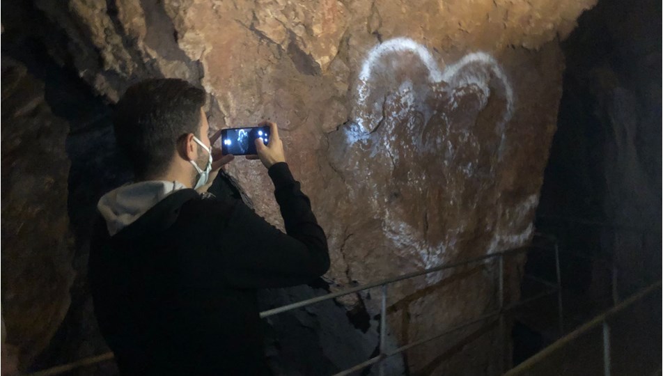 3 bin yıllık mağaranın duvarlarını yazı tahtasına çevirdiler