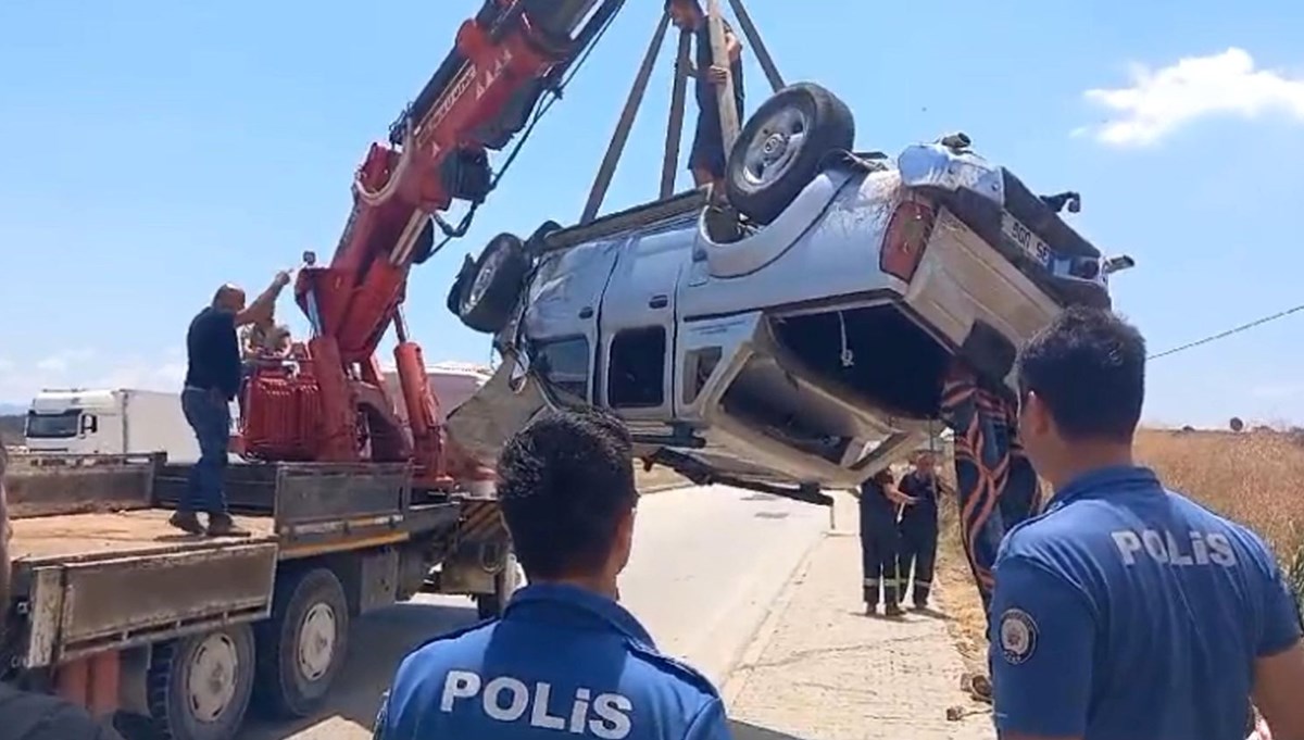 Çanakkale'de hafif ticari araç takla attı: 3 yaralı Çanakkale'de hafif ticari araç takla attı: 3 yaralı