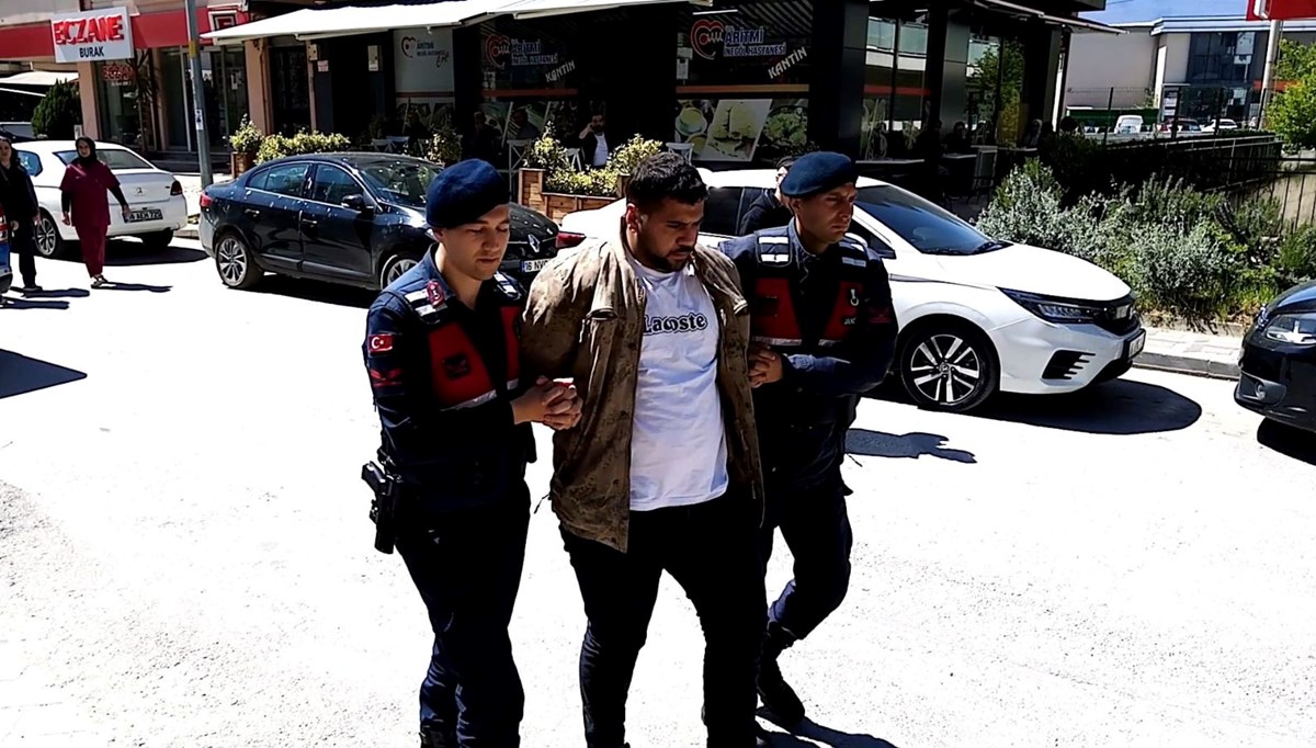 Şaka yapan arkadaşını bıçakla ağır yaraladı Şaka yapan arkadaşını bıçakla ağır yaraladı
