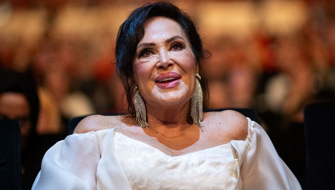 Türkan Şoray sahnede: "Arım Balım Peteğim" şarkısını seslendirdi