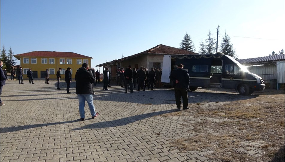Garajda ölü bulunan 3 genç toprağa verildi