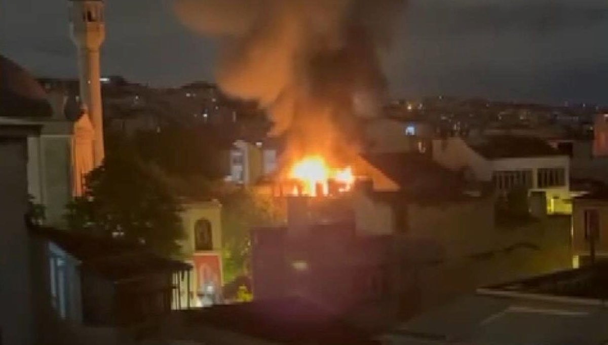 Beyoğlu'nda kafede yangın Beyoğlu'nda kafede yangın