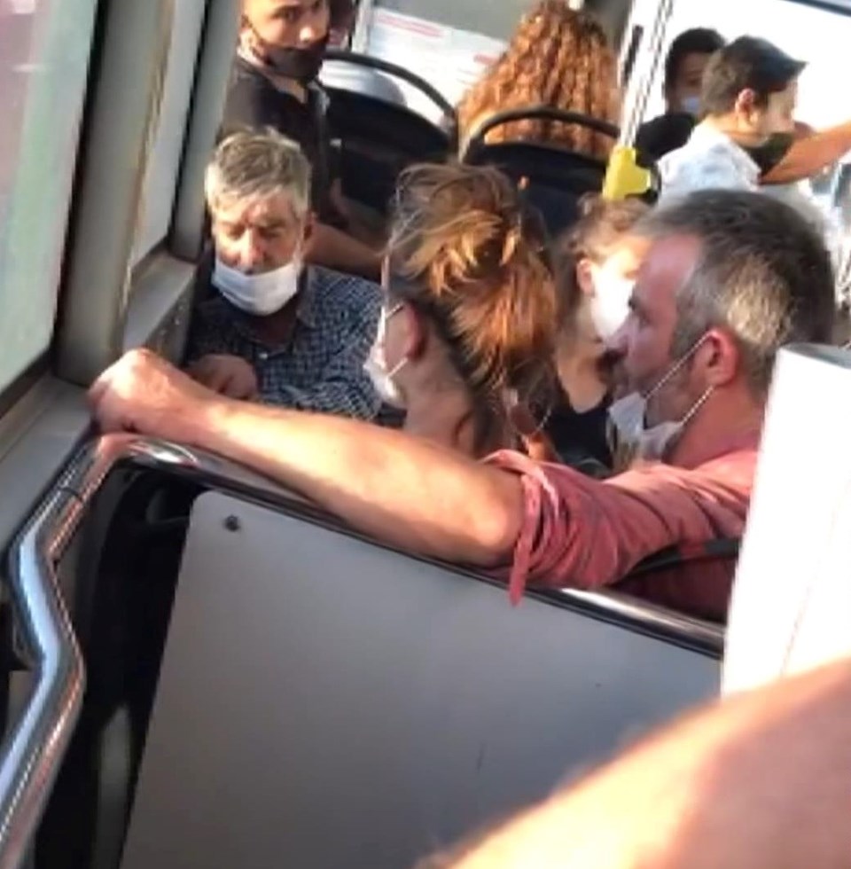 İstanbul'da otobüste kadına tokat! (Kimse müdahale etmedi) - 1