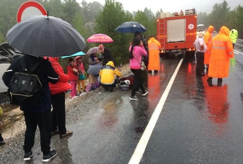 Antalya'da tur midibüsü şarampole devrildi: 18 yaralı - 1