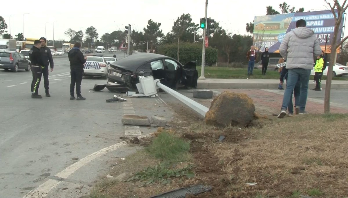 Arnavutköy'de önce minibüse sonra MOBESE direğine çarptı