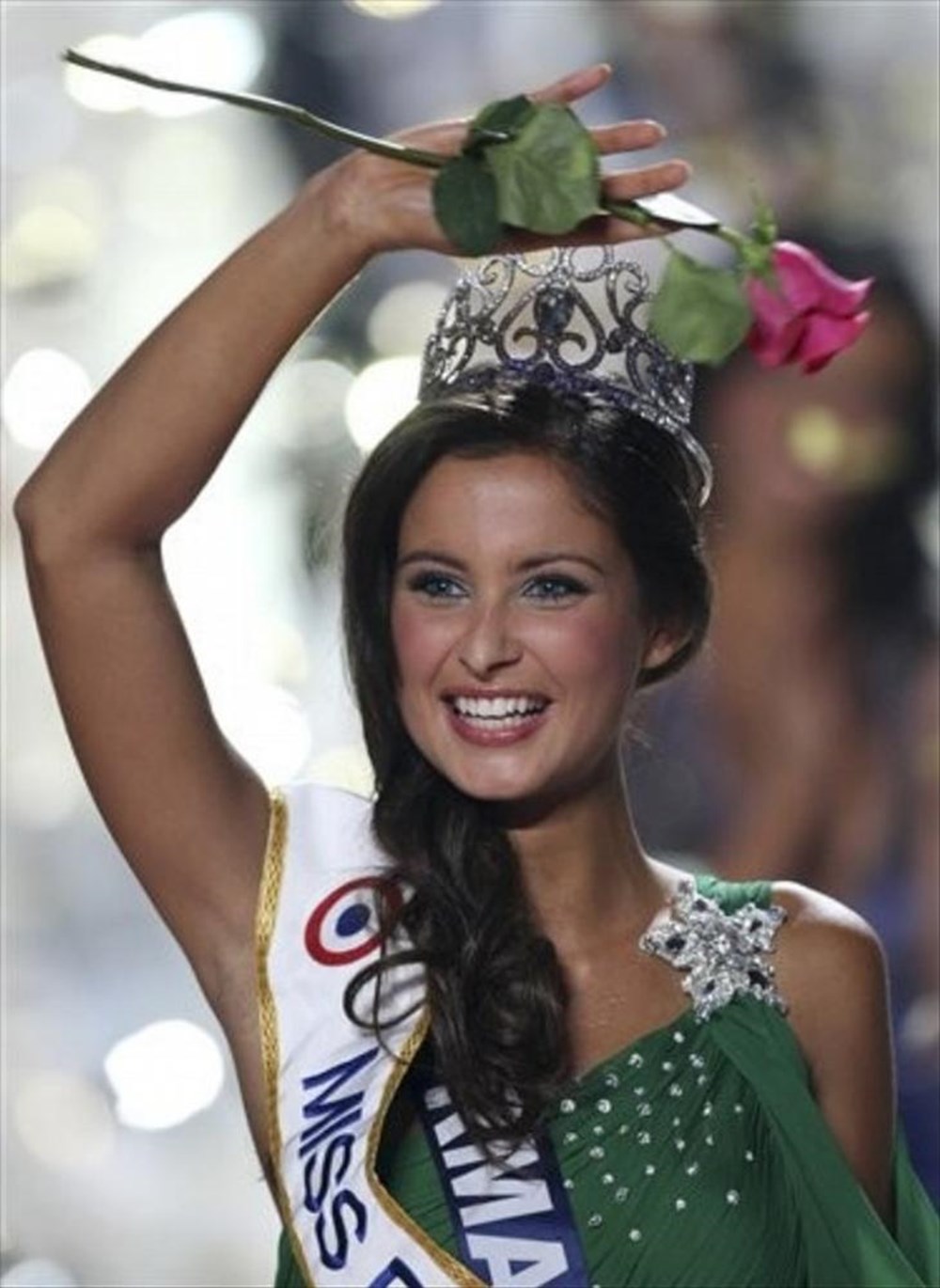 Мисс франция. Малика Менар Miss France. Малика Мисс Франция 2010. Малика менард Мисс Франция с хвостом. Мисс Франция 2010 Малика Менар фото.