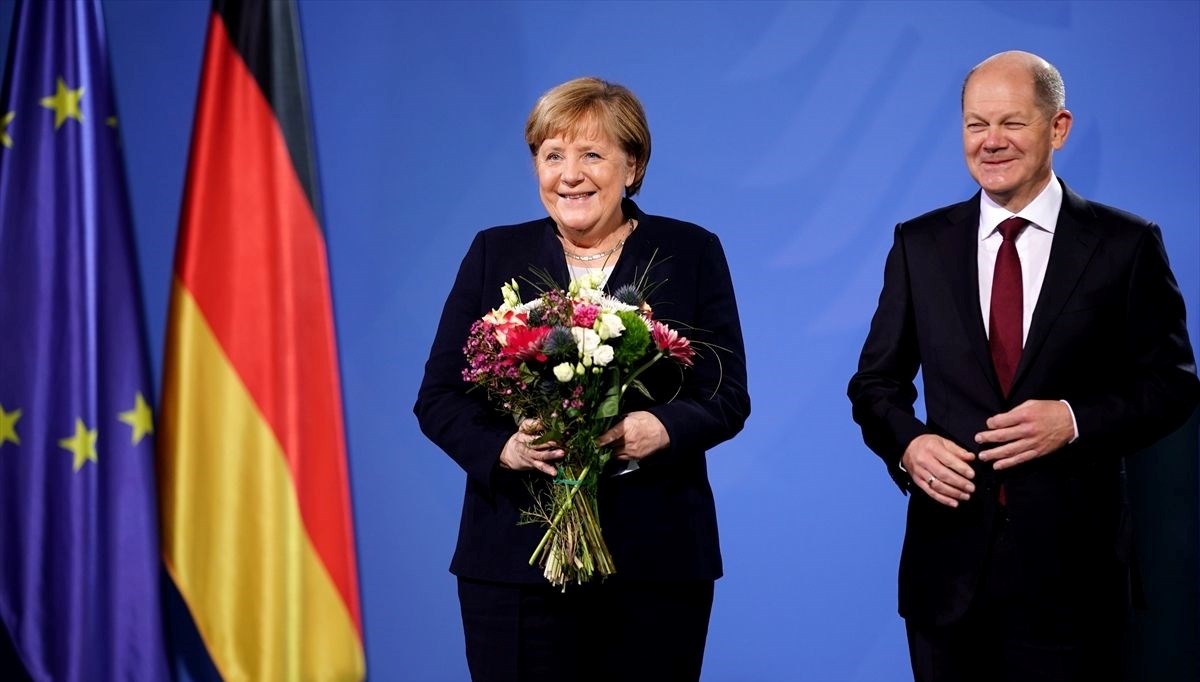 Almanya'da Olaf Scholz dönemi: Görevi Merkel'den devraldı