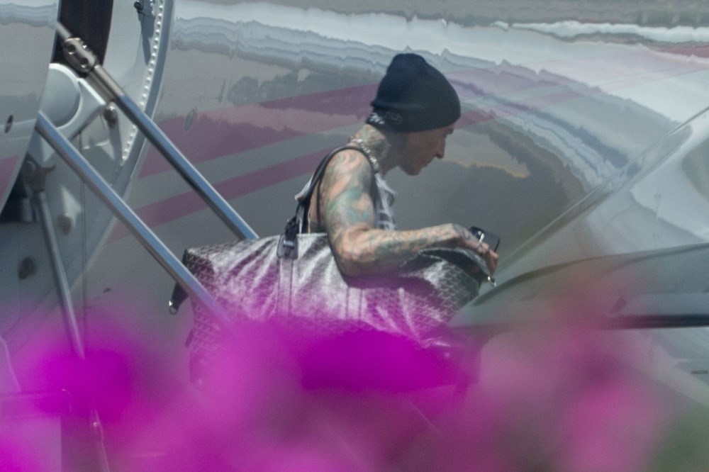 Travis Barker uçak korkusunu aşkla yendi - 4