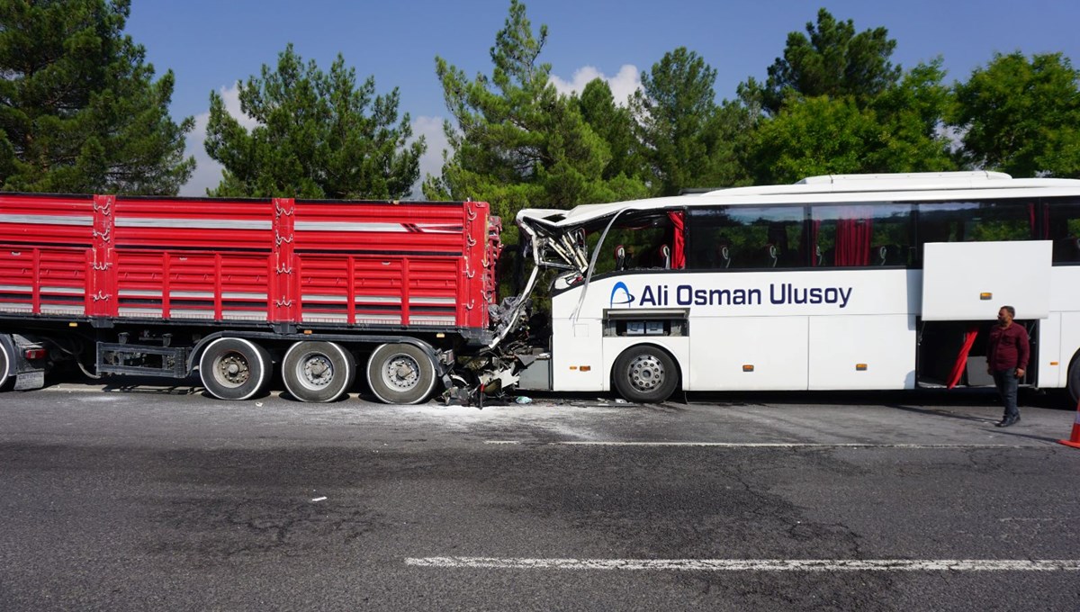 Yolcu otobüsü TIR'la çarpıştı: 2 ölü, 12 yaralı Yolcu otobüsü TIR'la çarpıştı: 2 ölü, 12 yaralı