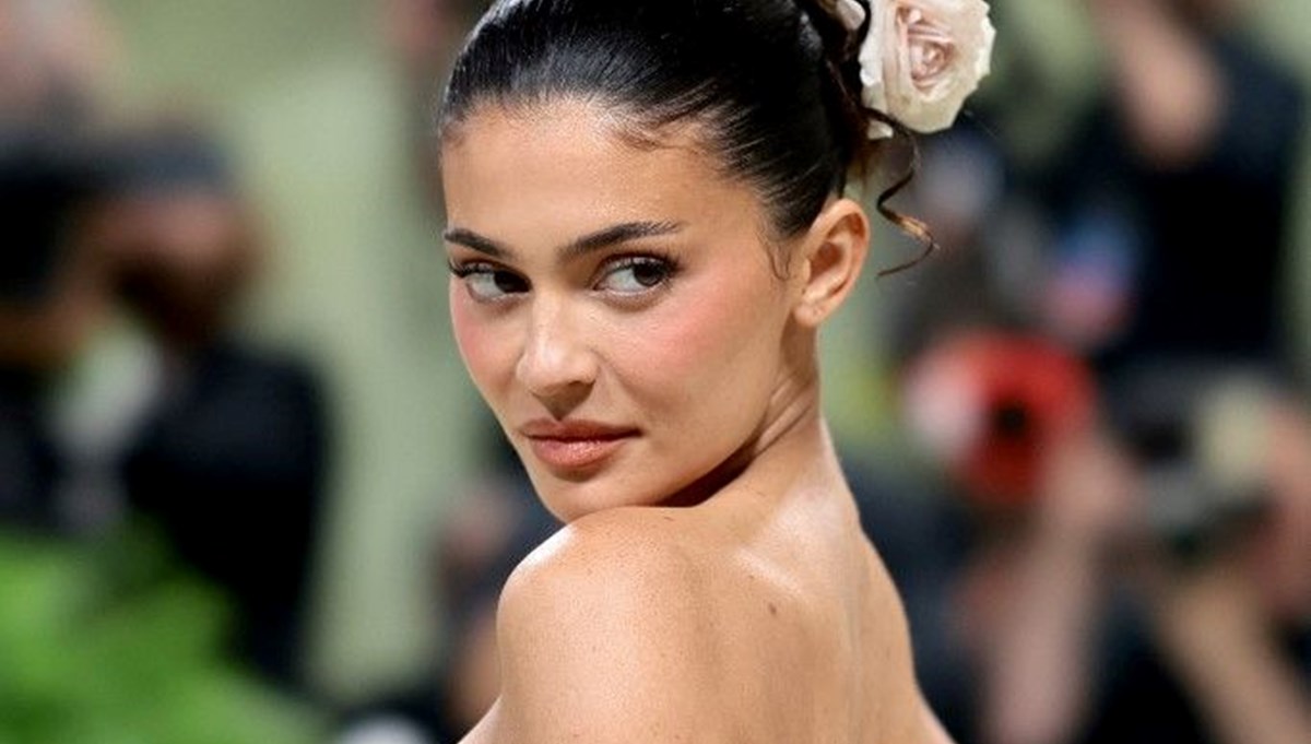 Kylie Jenner'ın kolundaki iz sosyal medyada tartışma yarattı