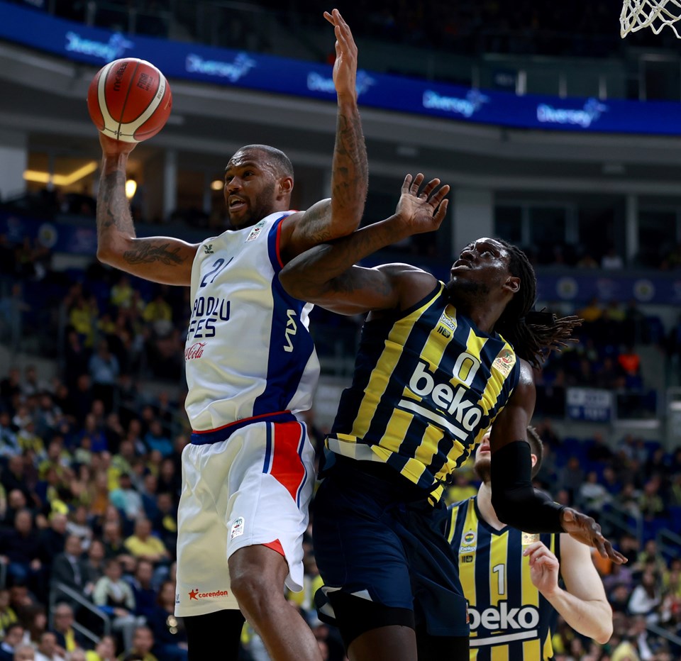 SON DAKİKA: Potada nefes kesen derbi: Fenerbahçe Beko, Anadolu Efes'i uzatmalarda devirdi - 3