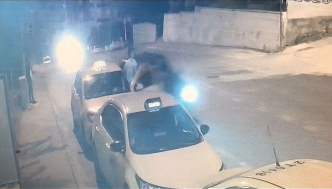 Taksiden otomobil çarptı: İki aracın arasında sıkıştı