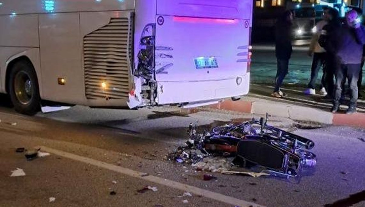 Çanakkale'de motosiklet otobüse çarptı: Bir kişi öldü, bir kişi yaralandı Çanakkale'de motosiklet otobüse çarptı: Bir kişi öldü, bir kişi yaralandı