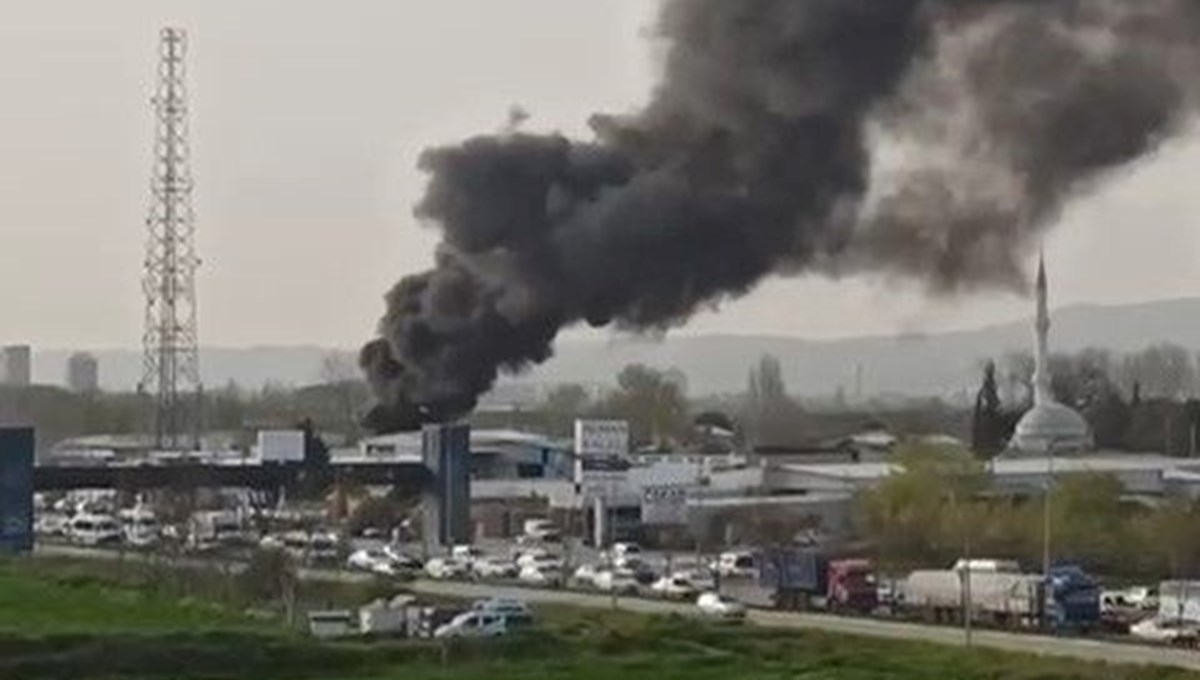 Bursa’da geri dönüşüm tesisinde yangın: 6 otobüs alev alev yandı