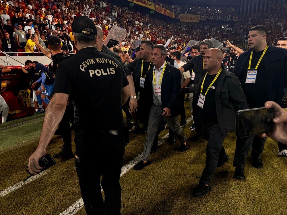 Fenerbahçe Başkanı Ali Koç sahaya indi: Oyun durdu, saha karıştı - 9