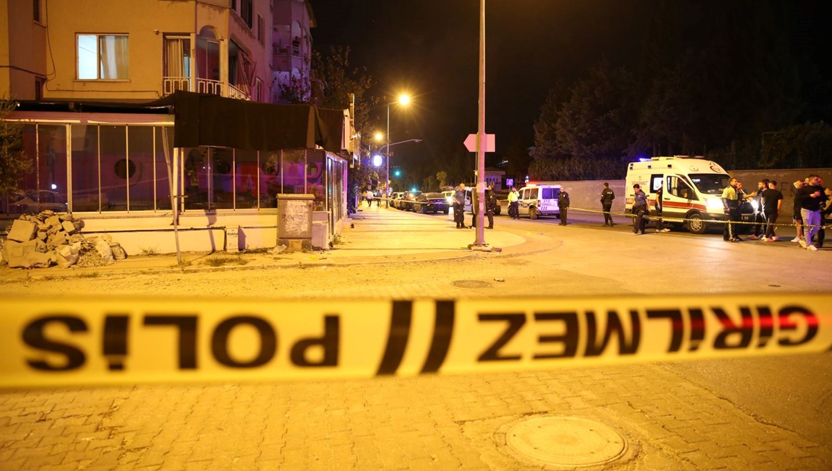 Denizli'de silahlı ve bıçaklı kavga: 1 kişi öldü, 2 kişi yaralandı Denizli'de silahlı ve bıçaklı kavga: 1 kişi öldü, 2 kişi yaralandı