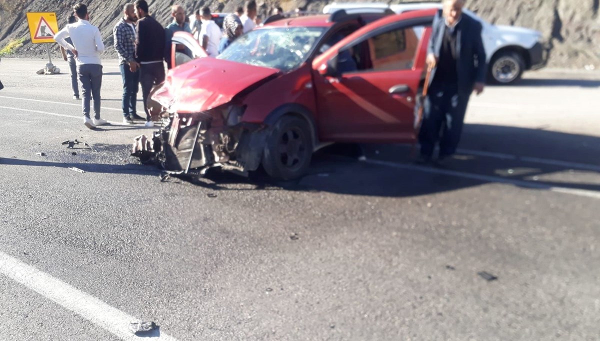 Hakkari Valisi Ali Çelik’in konvoyunda kaza: 2 yaralı Hakkari Valisi Ali Çelik’in konvoyunda kaza: 2 yaralı