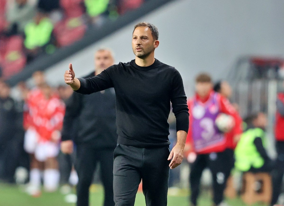 Fenerbahçe Teknik Direktörü Domenico Tedesco, Samsunspor maçında oyuncularına sık sık taktik verdi.