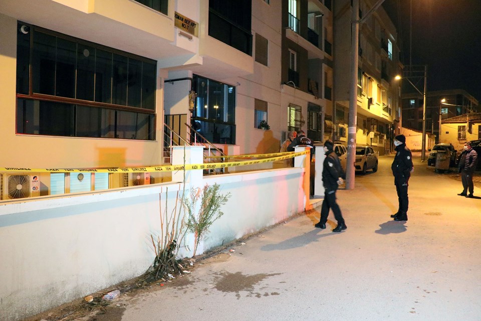 İzmir'de apartmanın 4. katından düşen kadın hayatını kaybetti - 1