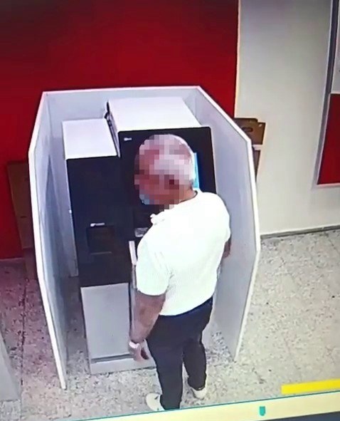 Haznede bekleyen parayı alan müşteri