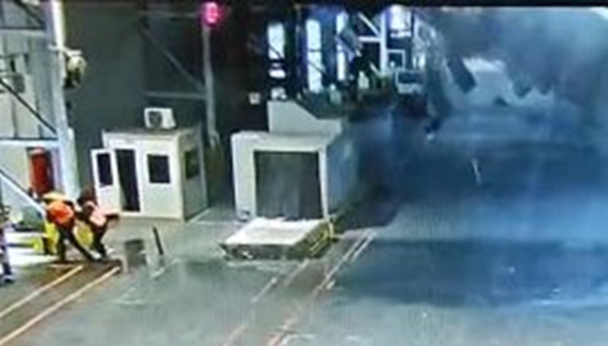 Havalimanında kargo terminalinde çökme anı kamerada